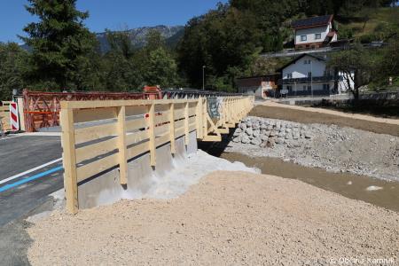 Začasni most v Stranjah povezal levi in desni breg Kamniške Bistrice (3)